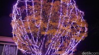Foto: Di luar terowongan, sejumlah pohon pun ikut dihias lampu. Berbagai sisi Winter Illumination pastinya asyik buat foto-foto (Kurnia/detikTravel)