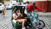Adapula transportasi tradisional lainnya seperti becak.