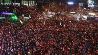 Aksi protes yang dilakukan sejak lima pekan lalu ini merupakan aksi demonstrasi terbesar di Korea Selatan sejak demonstrasi pro-demokrasi pada 1980-an. Pool/Getty Images/Woohae Cho.