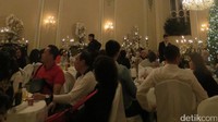 Foto: Unik juga melihat ruangan besar gereja disulap menjadi restoran. Meja-meja bundar berjejer dalam ruang dengan dekorasi lukisan Perjamuan Terakhir dari Injil (Fitraya/detikTravel)