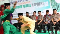 Jenderal Tito disambut dengan tradisi Palang Pintu khas Betawi.