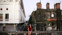 Seorang wanita tengah berpose di salah satu sudut bangunan tua bersejarah di Filipina.