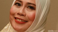 Senyum Dewi di depan kamera. Pool/Gus Mun/detikHot.