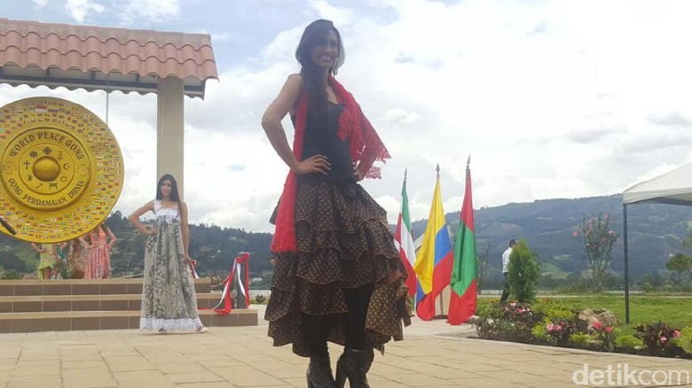 Batik Trenggalek Jadi Perhatian di Hari Kebudayaan Indonesia di Kolombia Batik Trenggalek Jadi Perhatian di Hari Kebudayaan Indonesia di Kolombia