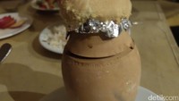 Foto: Penyajian kebab ppottery ini sangat unik, karena dimasak di dalam pottery alias di dalam pot tanah liat (Rois Jajeli/detikTravel)