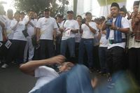 Ciaaat.. Aksi Bos Pertamina Adu Jurus Silat Hingga Berguling di Aspal