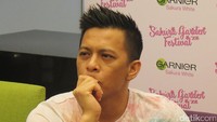 Tetap klimis, Ariel tampak nyaman dengan potongan lebih pendek.
