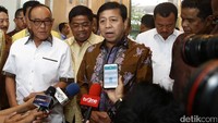 Setya Novanto memberikan keterangan pers terkait hasil pertemuan.