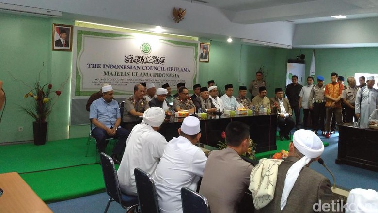 Kapolri dan GNPF MUI Sepakat: Aksi 2 Desember Digelar di Monas Kapolri dan GNPF MUI Sepakat: Aksi 2 Desember Digelar di Monas