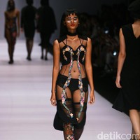 Patrick mengadopsi beberapa teknik busana khas Tiongkok, ia menampilkan nuansa monokrom tapi tetap edgy. [Foto: Mohammad Abduh/Wolipop]