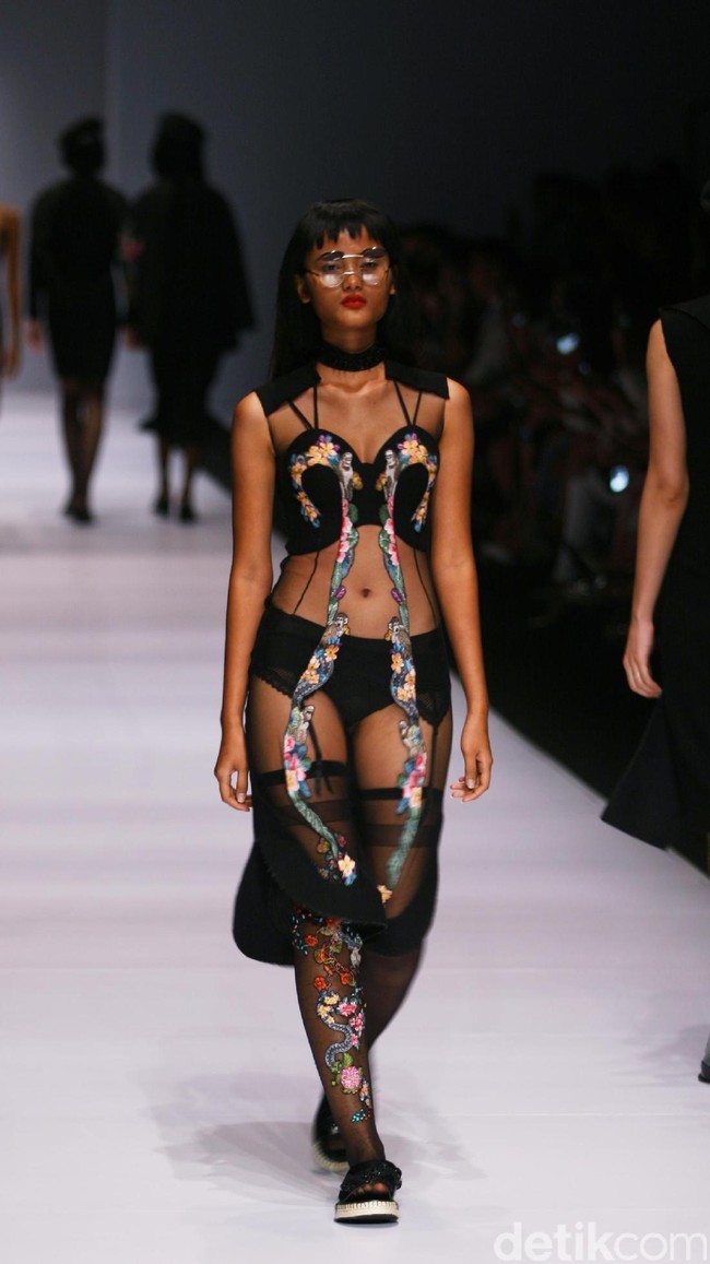 Patrick mengadopsi beberapa teknik busana khas Tiongkok, ia menampilkan nuansa monokrom tapi tetap edgy. [Foto: Mohammad Abduh/Wolipop]