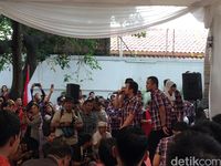 Ahok-Djarot Bikin Mannequin Challenge Bersama Warga dan Musisi Rap