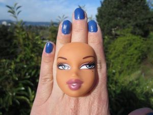 Cantik atau Seram? Cincin Berpotongan Kepala Barbie yang Jadi Perbincangan