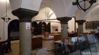 Ruangan dapur istana. Ruangan-ruangan lain di lantai bawah istana difungsikan sebagai cafe, museum, toko suvenir (Fitraya/detikTravel)
