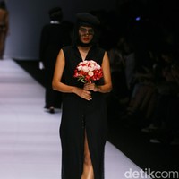 Patrick mengadopsi beberapa teknik busana khas Tiongkok, ia menampilkan nuansa monokrom tapi tetap edgy. [Foto: Mohammad Abduh/Wolipop]