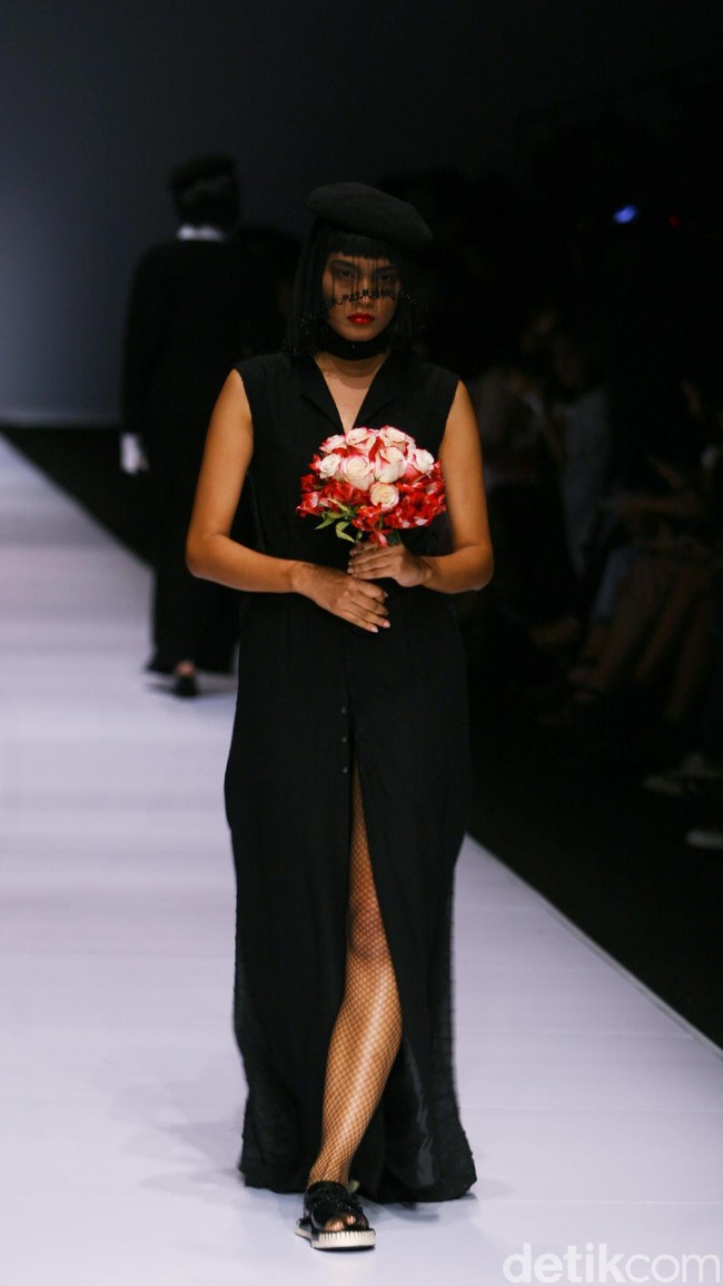 Patrick mengadopsi beberapa teknik busana khas Tiongkok, ia menampilkan nuansa monokrom tapi tetap edgy. [Foto: Mohammad Abduh/Wolipop]