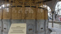 Foto: Di bagian luar Hagia Sophia, ada sebuah bangunan yang dulunya berfungsi sebagai Shadervan, atau semacam air mancur untuk digunakan sebagai tempat berwudlu bagi para jamaah yang akan salat. Tempat wudlu ini saja memiliki ornamen penghias yang indah (Rois Jajeli/detikTravel)