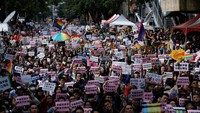 Aksi mereka salah satunya dipicu oleh kematian seorang profesor dari Universitas Nasional Taiwan bernama Jacques Picoux (67) yang melakukan bunuh diri akibat depresi karena hak-hak dan kesetaraan hubungan sesama jenis. REUTERS/Tyrone Siu.
