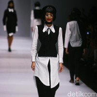 Patrick mengadopsi beberapa teknik busana khas Tiongkok, ia menampilkan nuansa monokrom tapi tetap edgy. [Foto: Mohammad Abduh/Wolipop]