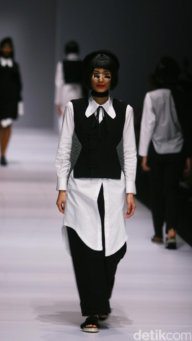 Patrick mengadopsi beberapa teknik busana khas Tiongkok, ia menampilkan nuansa monokrom tapi tetap edgy. [Foto: Mohammad Abduh/Wolipop]