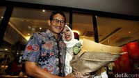 Sandiaga memberikan kado bunga mawar kepada Nur Asia yang merayakan ulang tahun ke-47 di Restoran Meradelima, Jakarta, Senin (28/11/2016).