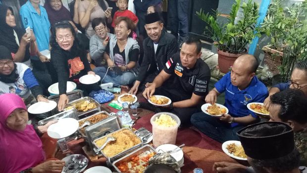 Awali Blusukan, Agus Yudhoyono Sarapan Nasi Uduk di Kemayoran