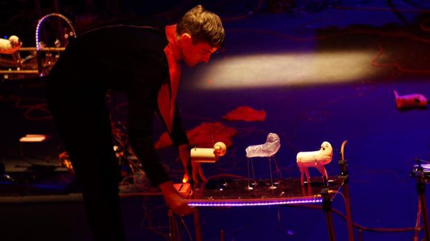 Serunya Main Boneka Binatang di Panggung Teater