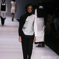 Patrick mengadopsi beberapa teknik busana khas Tiongkok, ia menampilkan nuansa monokrom tapi tetap edgy. [Foto: Mohammad Abduh/Wolipop]