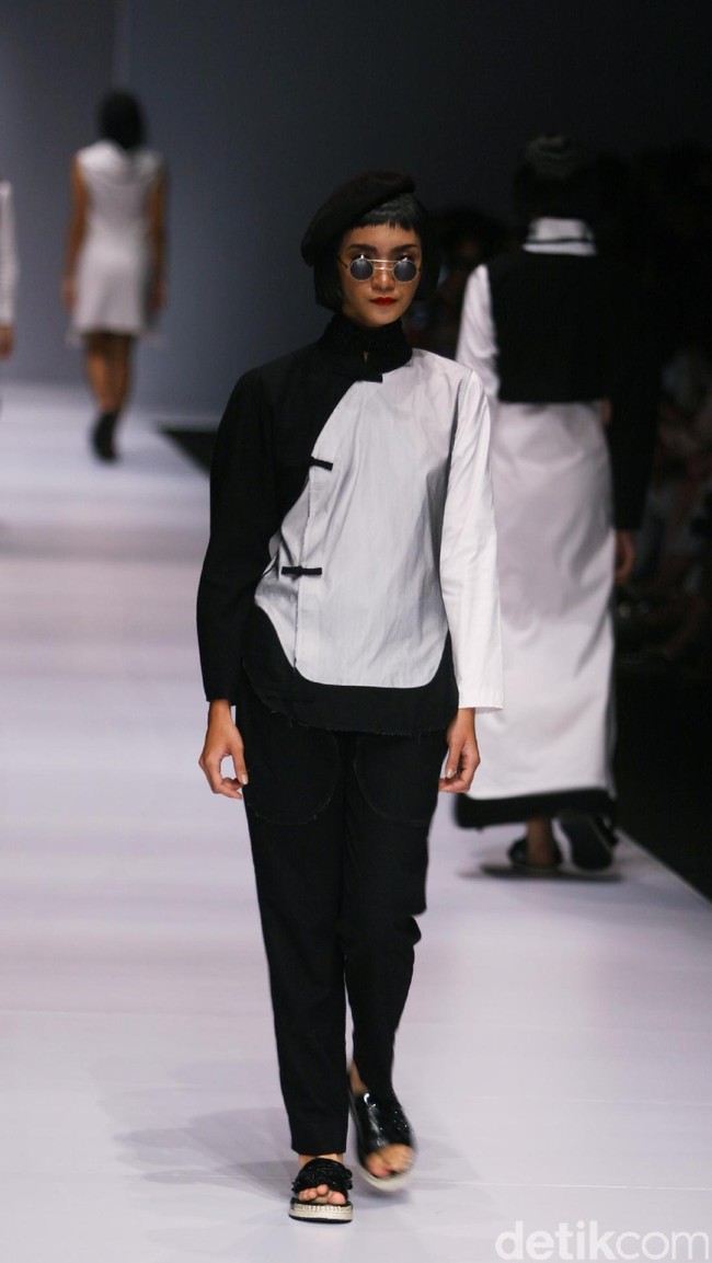 Patrick mengadopsi beberapa teknik busana khas Tiongkok, ia menampilkan nuansa monokrom tapi tetap edgy. [Foto: Mohammad Abduh/Wolipop]