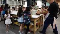 Di penghujung sesi pertama, chef Gino sempat mengajak anak-anak melakukan Mannequin Challenge yang sedang populer. Ketika ada aba-aba Freeze! dari chef Gino, semuanya pun diam dengan pose masing-masing layaknya manekin. 