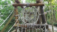 Foto: Selain itu, ada juga area untuk permainan outbound bagi anak-anak. Sempatkanlah waktu untuk berkeliling, traveler akan menemukan juga wahana semacam flying fox yang bisa digunakan untuk meluncur dari ketinggian (Wahyu/detikTravel)