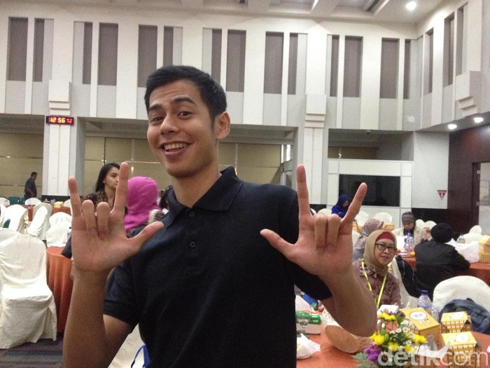 Sempat Kesulitan Komunikasi, Ini Kisah Surya Sahetapy Kenalkan Bahasa Isyarat