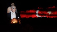 Hingga fragmen cerita pertunjukan cahaya mencapai babak menceritakan Turki di era modern dan berbentuk Republik. Presiden Turki pertama adalah Ataturk yang naik tampuk pimpinan pada tahun 1923 (Rois/detikTravel)