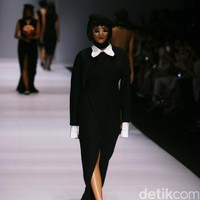 Patrick mengadopsi beberapa teknik busana khas Tiongkok, ia menampilkan nuansa monokrom tapi tetap edgy. [Foto: Mohammad Abduh/Wolipop]