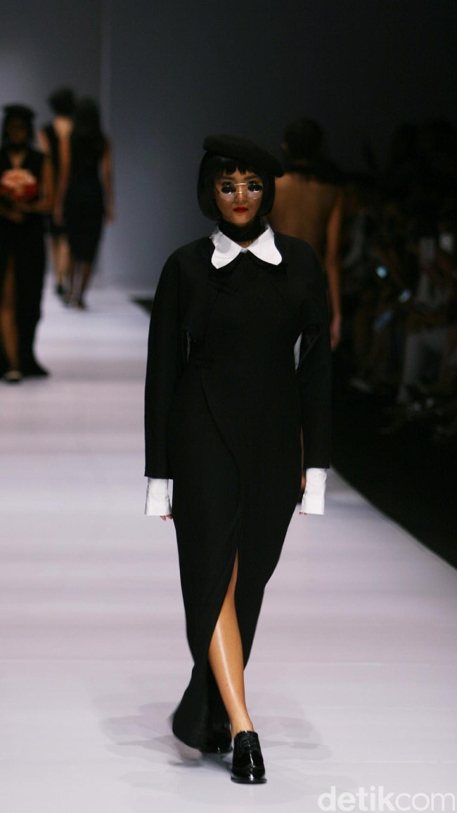 Patrick mengadopsi beberapa teknik busana khas Tiongkok, ia menampilkan nuansa monokrom tapi tetap edgy. [Foto: Mohammad Abduh/Wolipop]