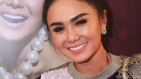 Penampilan ibu dari 2 anak ini mungkin bisa Anda jadikan inspirasi untuk berpergian, mau mencoba? Pool/Gus Mun/detikFoto.