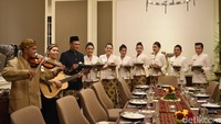 Roemah Kuliner yang berada di gedung Metropole XXI menyajikan hidangan Indonesia bergaya risjttafel. Pelayan membawakan berbagai jenis menu mulai dari nasi hingga lauk dengan iringan biola dan gitar. Mereka berkeliling dan menawarkan hidangan pada tamu.