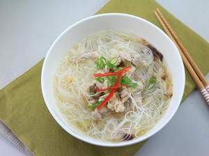 Punya Bihun? Buat Bihun Goreng Salmon dan Soto Bihun Sapi yang Sedap untuk Makan Malam