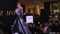 Ketika manggung, Agnez memakai gaun ungu. Foto: Gus Mun/detikHOT