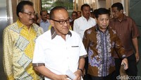 Aburizal Bakrie (Ical) dan Setya Novanto keluar Bakrie Tower usai pertemuan yang berlangsung selama hampir tiga jam.