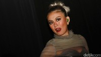 Agnez tampil dengan riasan cantik yang mengekspose bibirnya. Foto: Gus Mun/detikHOT