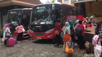 Foto: Tema acaranya adalah Napak Tilas AADC 2 + Lava Tour. Menggunakan Bus AntaVaya Executive Coach, perjalanan darat ditempuh dari Jakarta selama sekitar 12 jam menuju ke daerah Kaliurang, tempat bermalam (Afif/detikTravel)