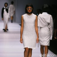 Patrick mengadopsi beberapa teknik busana khas Tiongkok, ia menampilkan nuansa monokrom tapi tetap edgy. [Foto: Mohammad Abduh/Wolipop]