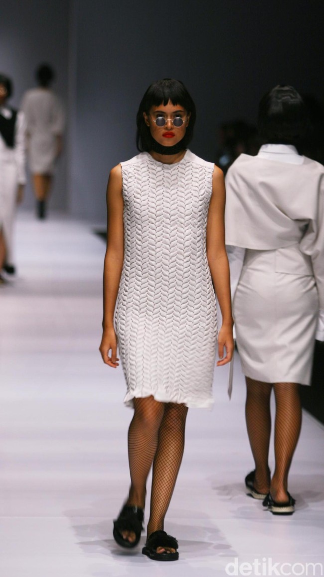 Patrick mengadopsi beberapa teknik busana khas Tiongkok, ia menampilkan nuansa monokrom tapi tetap edgy. [Foto: Mohammad Abduh/Wolipop]