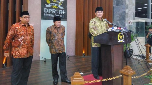 Akom saat menggelar jumpa pers