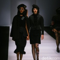 Patrick mengadopsi beberapa teknik busana khas Tiongkok, ia menampilkan nuansa monokrom tapi tetap edgy. [Foto: Mohammad Abduh/Wolipop]