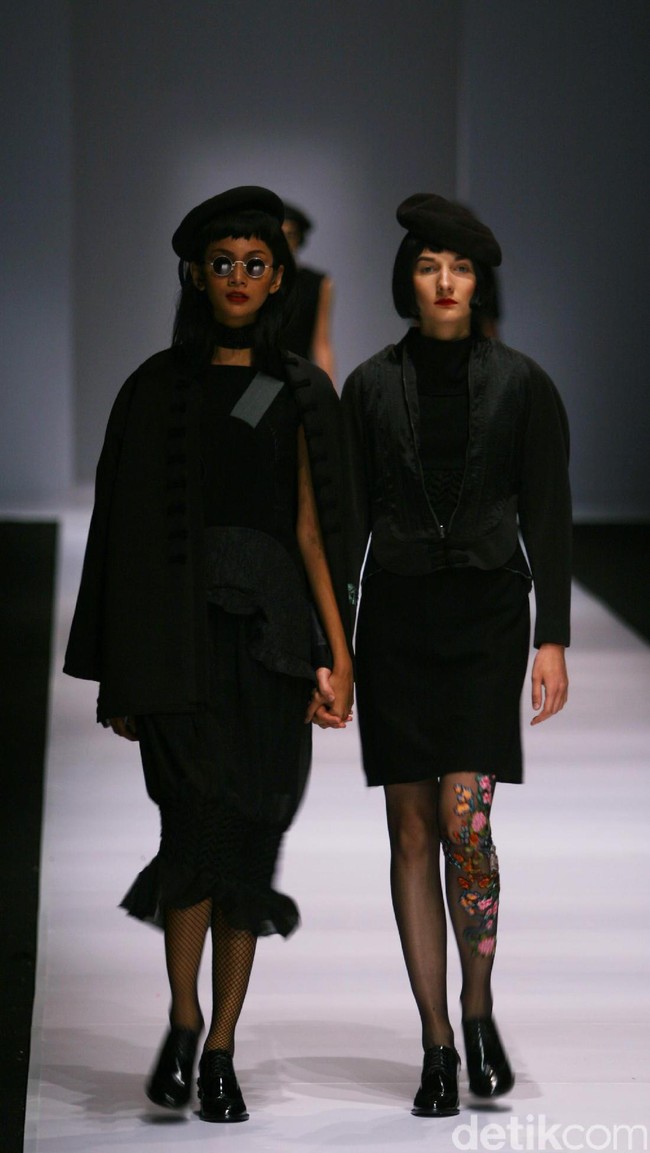 Patrick mengadopsi beberapa teknik busana khas Tiongkok, ia menampilkan nuansa monokrom tapi tetap edgy. [Foto: Mohammad Abduh/Wolipop]