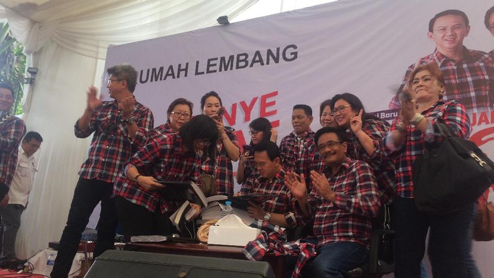 Ahok Diberi Buku Huruf Braille Berjudul Ahok