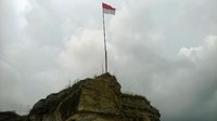 Di ujung tebing juga ada Bendera Merah Putih dengan tiang bambu. Wah, makin cinta Indonesia deh kalau ke sini (Melissa Bonauli/detikTravel)