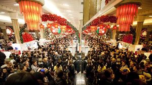 Tumpah Ruah Manusia di Ajang Black Friday